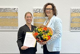 Direktorin Verhaaren (links) begrüßt die neue Abteilungsleiterin 1 Frau Burazin (rechts)