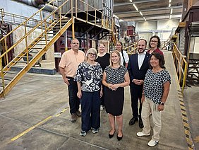 Staatssekretärin des MWIKE NRW Silke Krebs (vorne, 1.v.l.) wurde von der Unternehmensleiterin des MPA NRW Ines Verhaaren (vorne, 2.v.l.) gemeinsam mit Kolleginnen und Kollegen des Materialprüfungsamtes NRW im Brandprüfzentrum Erwitte begrüßt